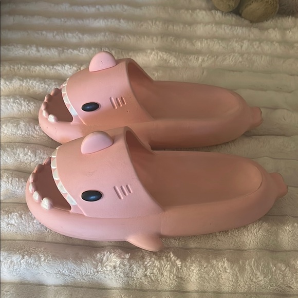 Women’s pink Shark slides - Picture 3 of 7